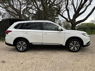 2020 Mitsubishi Outlander - Thumbnail