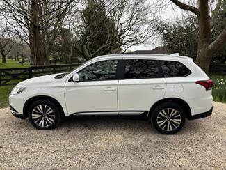 2020 Mitsubishi Outlander - Thumbnail